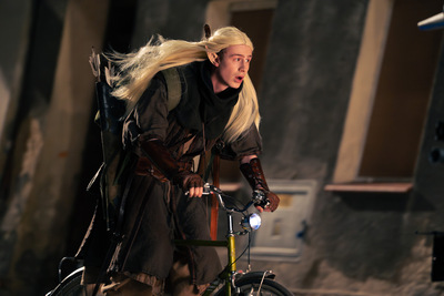 Kadr z filmu młody mężczyzna jedzie na rowerze