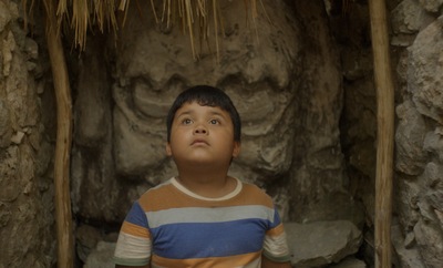 Kadr z filmu. Chłopiec patrzący do góry.