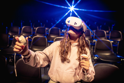 Zdjęcie przedstawia dziewczynę w okularach VR