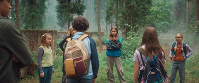 Kadr z filmu. Grupa młodych ludzi stoi na przeciwko siebie.