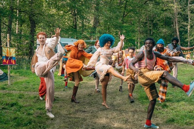 Kadr z filmu. Tańcząca grupa ludzi.