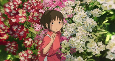 Kadr z filmu animowanego. Dziewczynka na tle kwiatów.