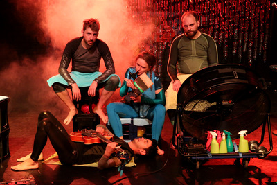 grupa osób na scenie w strojach pływackich