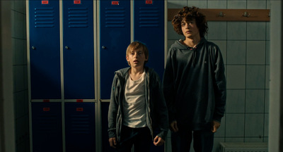 Kadr z filmu. Dwóch chłopców stoi w szatni.