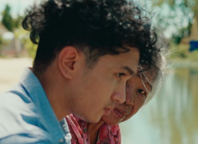 Kadr z filmu. Na pierwszy planie twarz chłopaka, a za nim twarz starszej kobiety.