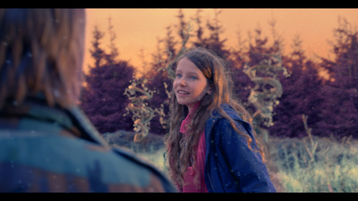 Kadr z filmu. Uśmiechająca się dziewczynka.