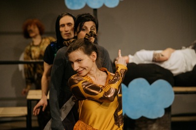 Slider - Spektakl: Brak sensu, Aniołek, Żyrafa i stołek