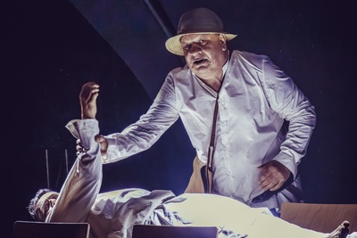 Slider - Spektakl: „Sceny na NFZ – Znachor”