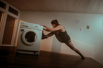 Slider - Spektakl: 29.MSTT: A dance for washing mashine and a mother