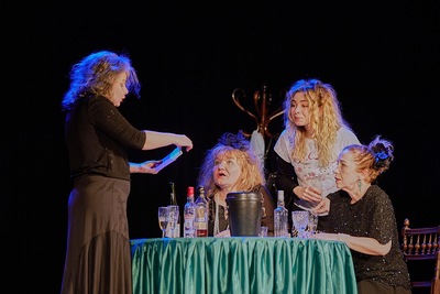 Slider - Spektakl: CZERWONE SUKIENKI