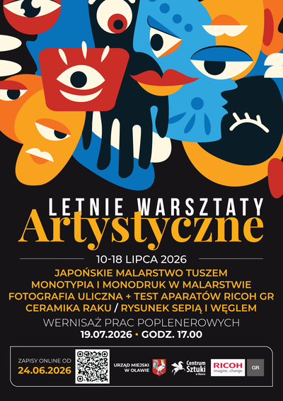 Plakat zapowiada Letnie Warsztaty Artystyczne w Oławie, a jego górną część zdobi nowoczesna, wielobarwna grafika przedstawiająca geometryczne, nakładające się na siebie ludzkie twarze z wyrazistymi oczami i ustami.