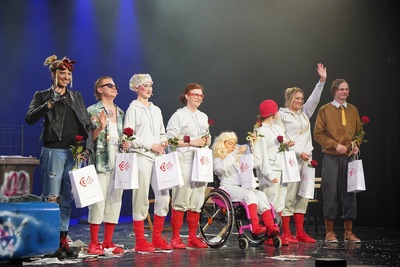 grupa teatralna stojąca na scenie po wystepie