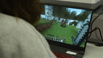osoba gra na komputerze w minecrafta