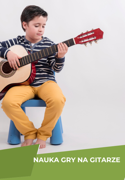 Chłopiec grający na gitarze
