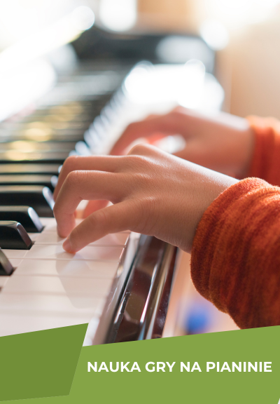 ręce chłopca grającego na pianinie