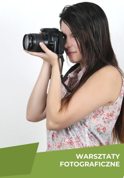 Pani z aparatem fotograficznym