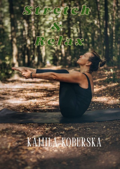Fotografia kobiety wykonującej jogę na leśnej ścieżce, z tytułem „Stretch &amp;amp; Relax” u góry i imieniem „Kamila Koberska” u dołu.